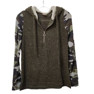 Camouflage hooded sweater No Boundaries size small